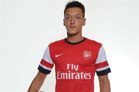 Pics Mesut Ozil Seen For The First Time In His New Arsenal Kit Daily