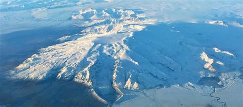 As cinzas se espalham pela europa Vulcão Öræfajökull na Islândia mostra sinais de atividade