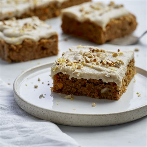 Preheat oven to 350 degrees and life a muffin tin with paper or silicone cupcake liners (or grease well with cooking spray). Veganer Karottenkuchen mit cremigem Cashew-Frosting