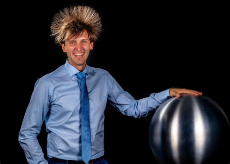 Van de graaff generator — van də.graf n an apparatus for the production of electrical discharges at high voltage commonly consisting of an insulated hollow conducting sphere that accumulates in its interior the charge continuously conveyed from a source of direct current … medical dictionary. Experimente | Van-de-Graaff-Generator · physikanten & co