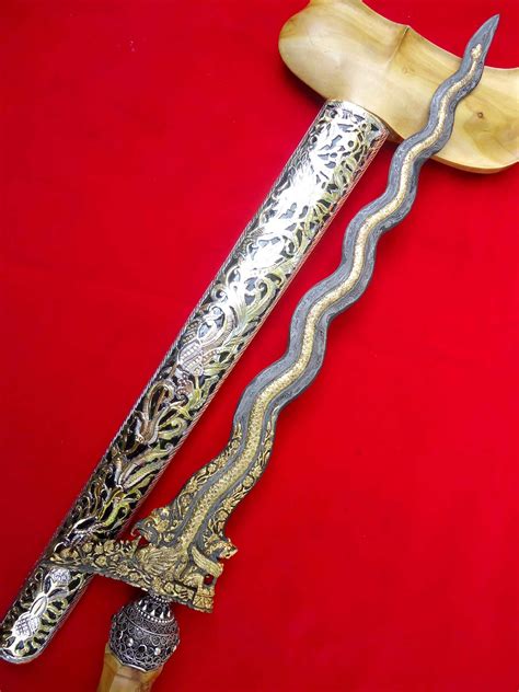 Keris taming sari taming sari sangat terkenal di budaya melayu yang dimiliki oleh seorang pendekar legendaris bernama hang tuah. Keris Lar Mongga + Lar Singo | Keris Keraton | Jual Pusaka ...
