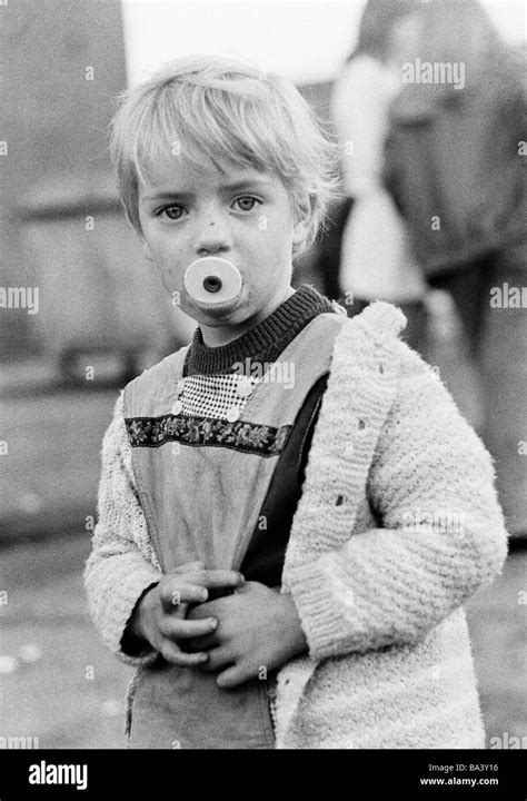 70er Jahre Schwarz Weiß Foto Menschen Kinder Kleines Mädchen