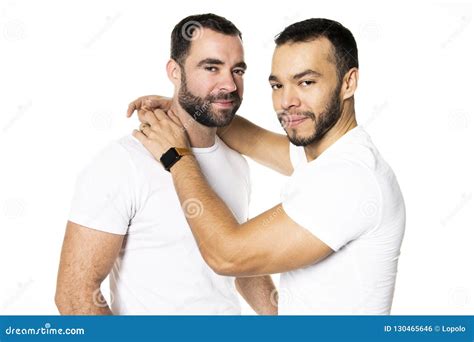 Het Jonge Homosexuals Vrolijke Paar Houdt Van Elkaar Op Een Witte