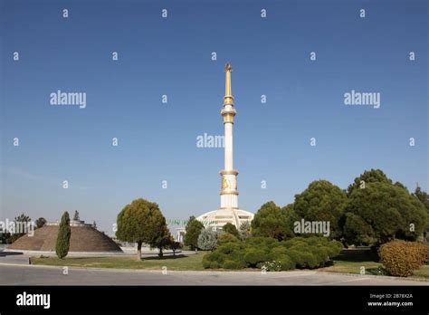 Turkmenistán Ashgabat Monumento de la independencia Fotografía de