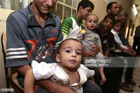 Iraqi Children Circumcised In Baghdad Fotografias E Filmes Do Acervo
