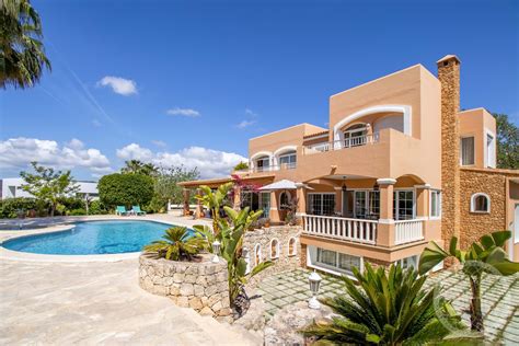 Beautiful villa in peaceful residential area close to the centre of