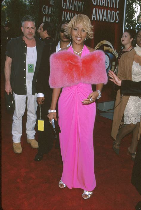 Great Outfits In Fashion History Mary J Blige In 2022s Biggest Color Back In 2000 Fashionista