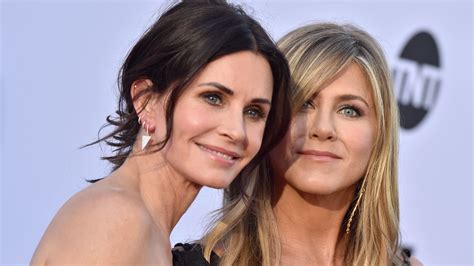 Inside Courteney Cox And Jennifer Anistons Off Screen Friendship