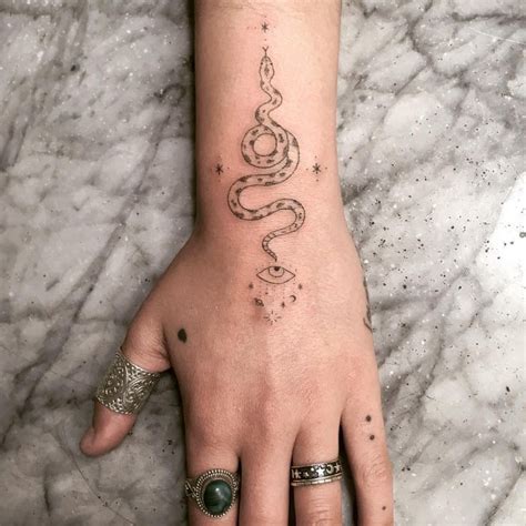 Taticompton Instagram Photos And Videos Tattoos Dragon Tattoo Lily