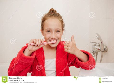 Het Blije Meisje Borstelt Tanden In Een Badkamers Stock Foto Image Of