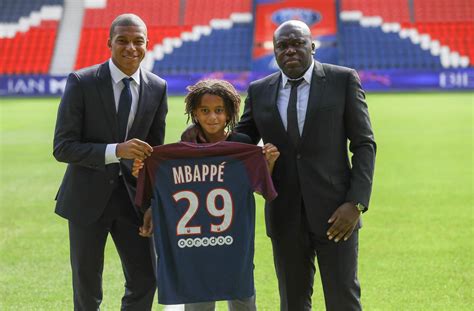 Psg renew mbappe's contract until 2024. Le frère Mbappé, Ethan, passe le concours d'entrée de ...