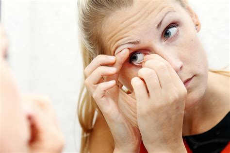 Tips On Inserting And Removing A Contact Lens From Your Eye
