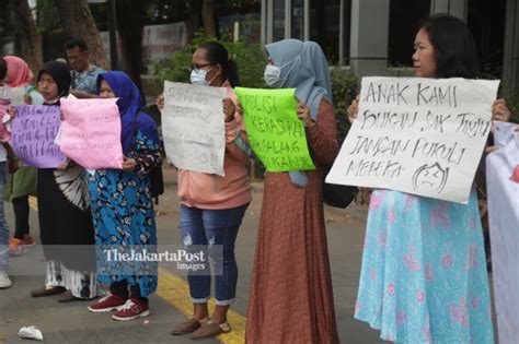 Aksi Emak Emak Kecam Represif Aparat By Wendra Ajistyatama The