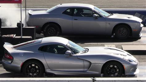 Challenger Hellcat Vs Dodge Viper Drag Racing Youtube