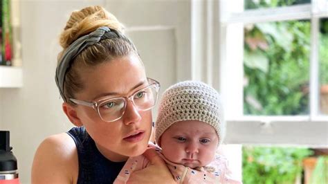 Amber Heard Tiene Un Bebé Y Así Su Vida Como Madre Glamour