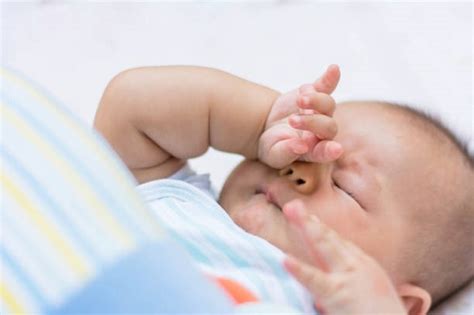 Ketahui Penyebab Mata Bayi Berair Dan Cara Mengobatinya Mom