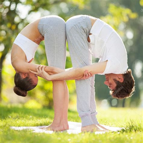 Casal Yoga Homem E Mulher Fazendo Exercícios De Ioga No Parque