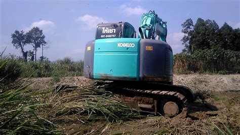 The kobelco sk135sr and sk135srlc are durable excavators that ensure long term machine the new sk135sr and sk135srlc series 3 are designed with a rounded form and built with a tiny rear. KOBELCO SK135 - YouTube
