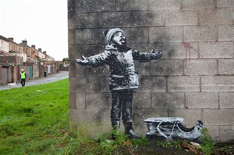 He produces pieces of work which pop up in public places, such as on the walls of buildings. Banksy stworzył pracę o smogu. Znalazła się w najbardziej ...