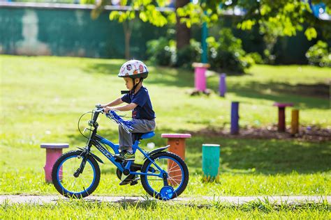 Para Los Niños Montar Bicicleta Es Divertido Y Saludable Aro Y Pedal