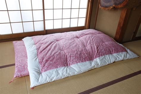 Traditional japanese wisdom states that sleeping on soft surfaces will make your body soft and lead to certain diseases and physical ailments. Japanese futon glossary-Wabuton | Futon Tokyo