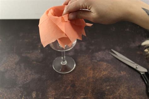 Pliage : fabriquez une jolie fleur en papier à l’aide d’un verre - M6