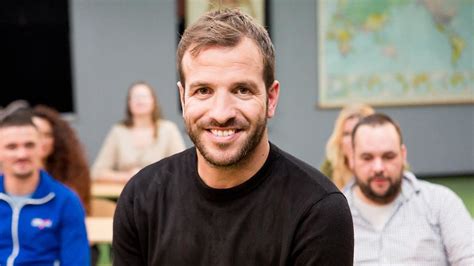 Rafael van der vaart ist ein ehemaliger fußballspieler aus нидерланды, (* 11 февр. 6 vragen aan Rafael van der Vaart - TVgids.nl