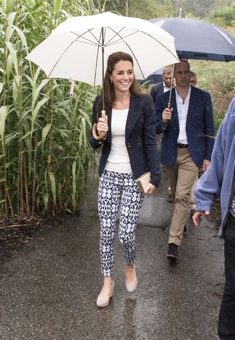 Kate Middleton Usa Calça Da Gap Na Promoção Em Visita De Realeza