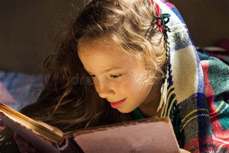 Portret Van Leuk Schoolmeisje Die Een Oud Boek Lezen Bij Koude Dag