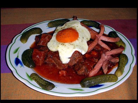 Het bekendste voorbeeld hiervan is goulash, dat als fiaker gulasch in wenen een van de populairdere gerechten is verworden. Fiaker-Gulasch Foto & Bild | stillleben, essen & trinken ...