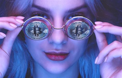 Обои Girl Glasses Coin Bitcoin картинки на рабочий стол раздел