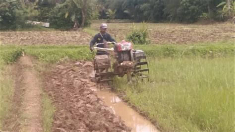 Petani Pakai Singkal Proses Bajak Sawah Traktor Sawah G Zeva