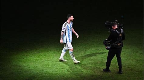 El Momento Más Esperado Messi Besó Y Levantó La Copa Del Mundo Para