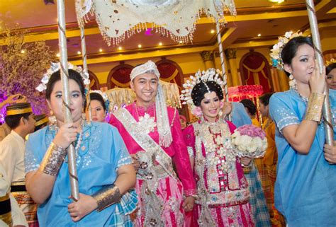 Check spelling or type a new query. Baju Bodo, Baju Pernikahan Kaya Warna - Weddingku.com