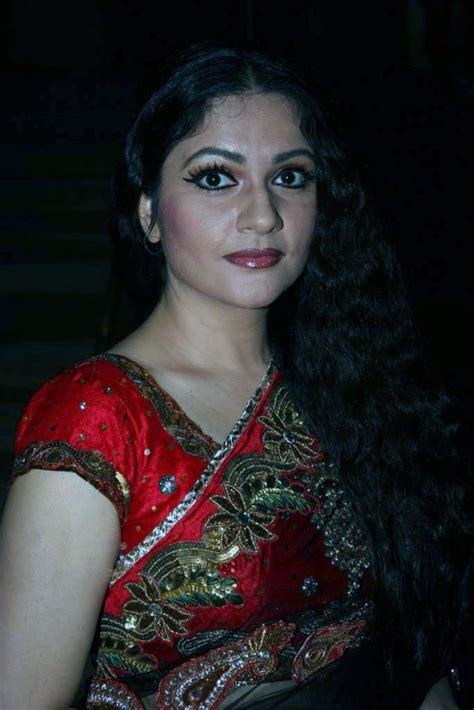 Gracy Singh Hot And Sizzling Navel Pictures Downloads