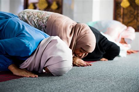 Mujeres Musulmanas Rezando En La Mezquita Durante El Ramadán Foto De
