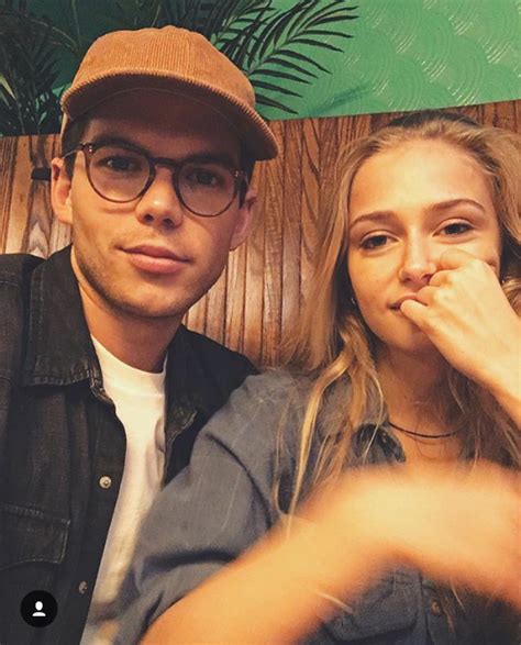 Luke Newton E Sophie Simnett The Lodge Disney Julia Quinn Travis