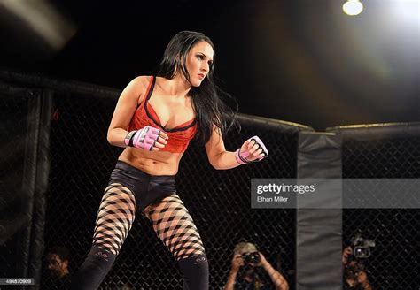 Fighter Sheila Crash Cardinal Appears In The Cage During Her Fight