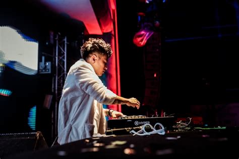 Maybe you would like to learn more about one of these? DJ Minh Trí khởi động cho năm 2018 với MV "Dòng thời gian"