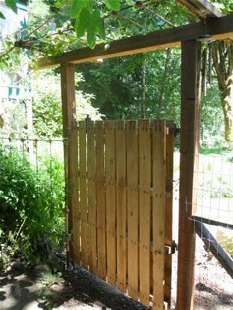 The crucial thing here is to find the right pallet for the job. pallet ideas, gate - Dump A Day