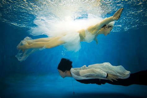 Trabalho desenvolvido pela artista plástica e fotógrafa, vanessa freire, com fotografia subaquática de casamentos. Underwater wedding photos