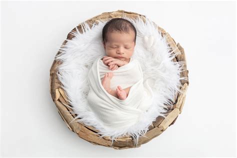 FREE DIY GUIDE Capture Photos Of Your Newborn At Home With Your