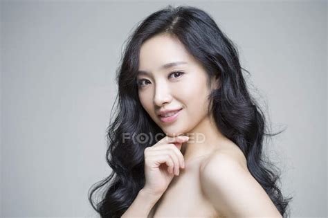 Chinese Woman Posing With Hand On Chin — Sensuality Young Woman