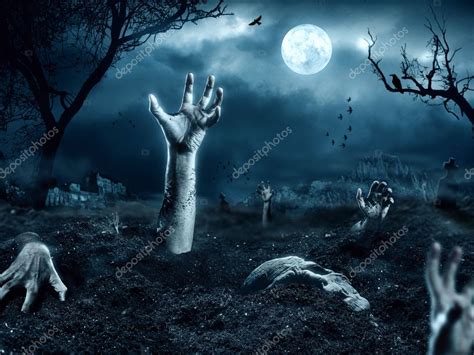 main de zombie qui sort de sa tombe — Photographie Nomadsoul1 © #46475955