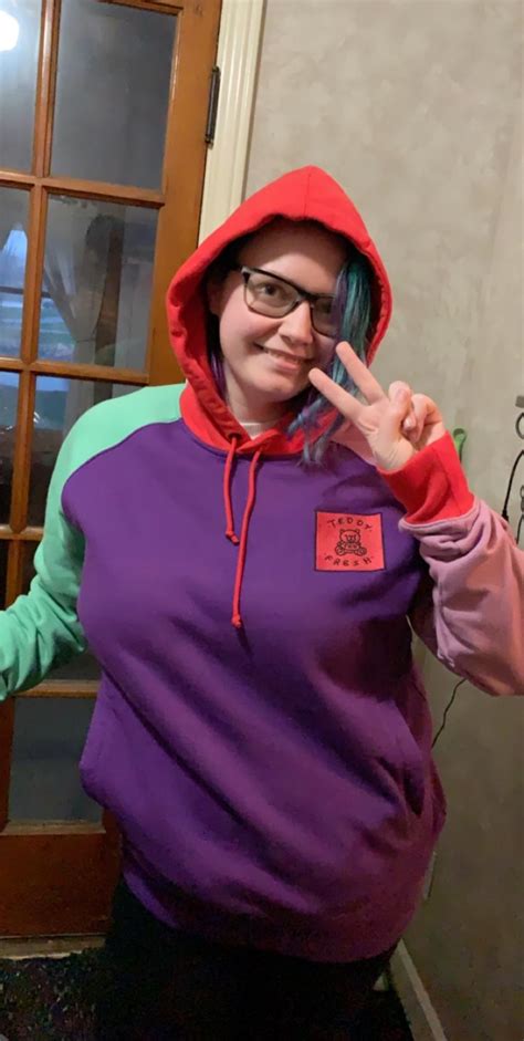 Starting with red roses delivered to her home in the morning.with a note stating what an unforgettable day this will be. Got my girlfriend a new hoodie for her birthday : TeddyFresh