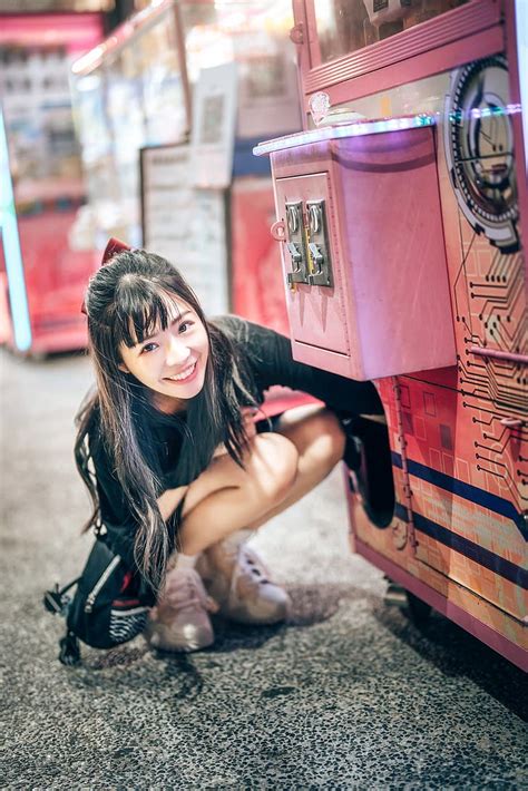 Mujer Asiático Modelo Mirando Al Espectador Sonriente Cabello Negro Fondo De Pantalla Hd