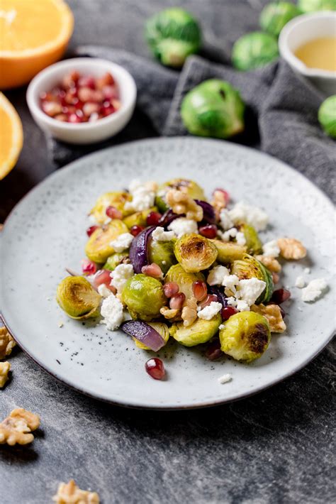 Geröster Rosenkohlsalat mit Orangendressing