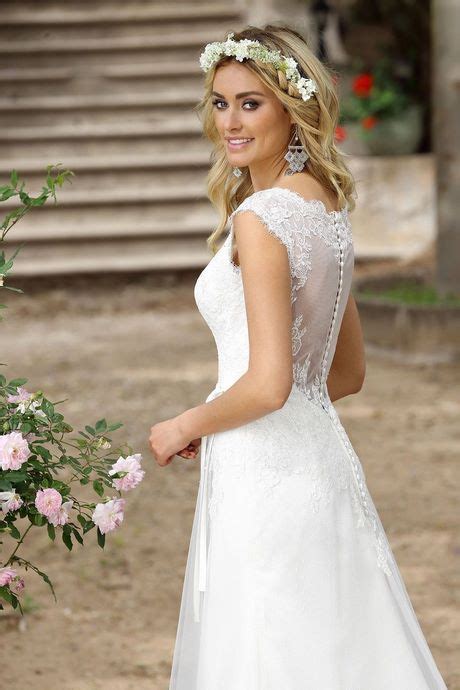 Raffinato abito da sposa vintage invernale degli anni '70 bianco con inserti in pizzo e piume di marabù. Vintage pizzo abito da sposa corto