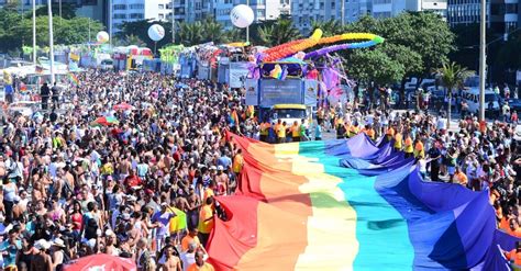 Apesar da luta pelo respeito ao grupo ser diária, é nesta data que as redes são enfeitadas pelas cores do. Veja fotos da 18ª Parada do Orgulho Gay no Rio de Janeiro ...