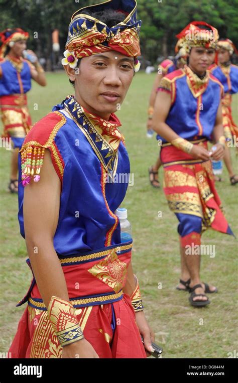 Asian Men Traditional Dress Hi Res Stock Photography And Images Alamy